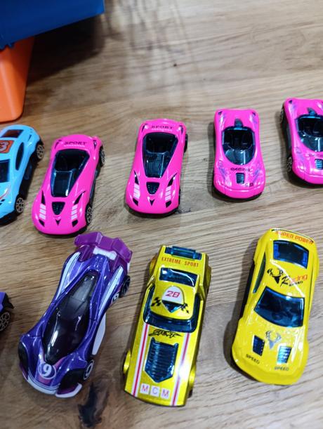 Sada aut v boxu hot wheels,