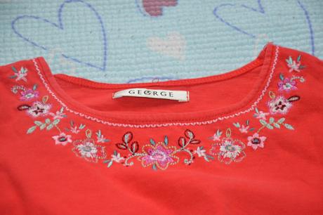 Červené tričko, halenka, vyšívané lemy, květiny, george,104