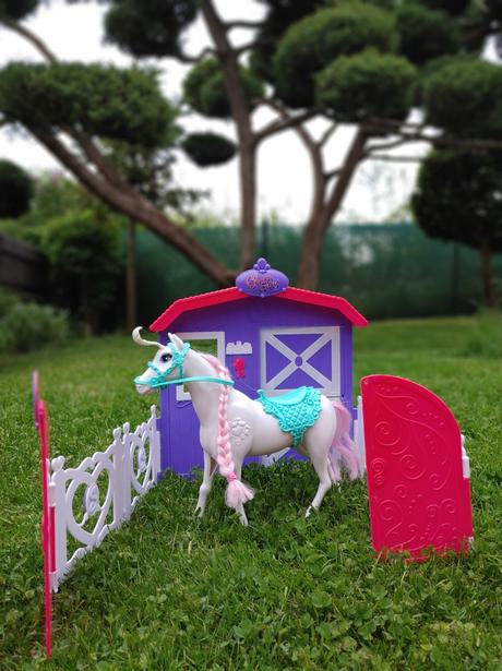 Kůň a koňská stáj a panenka, 