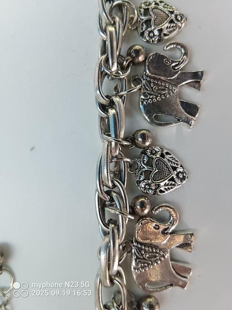 Náramek s přívěsky silný,