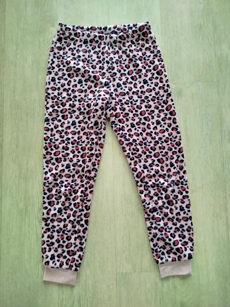 Pyžamo/domácí oděv, 158