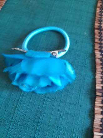 Modrá gumička s květinou a sponkou,