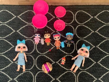 Bábiky s doplnkami v štýle lol,