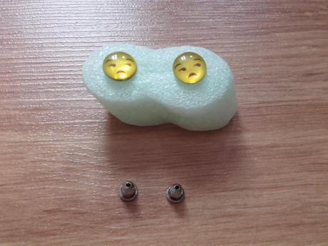 Náušnice emotikon otrávený,