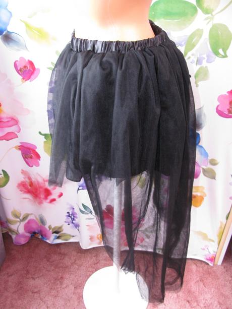 Černá tylová mini sukně, 152