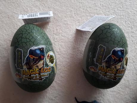 Dětská hračka - dinosauří vejce s dinosaury,