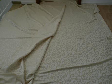 2 kusy zavesu -kremove se vzorem, 