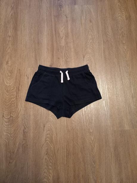 Černé kraťasy, 134