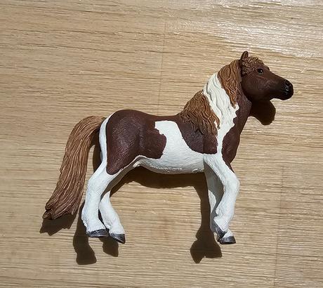 Figurka kůň barevný schleich,