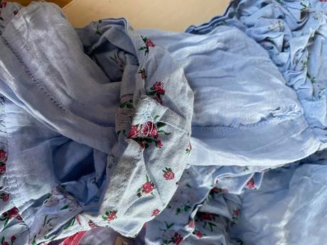 Top s volnáky nebo minišaty pro menší díry se spod, m