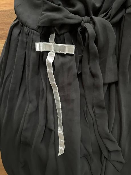 Hedvábné šaty se stříbrnou stuh, vel, s