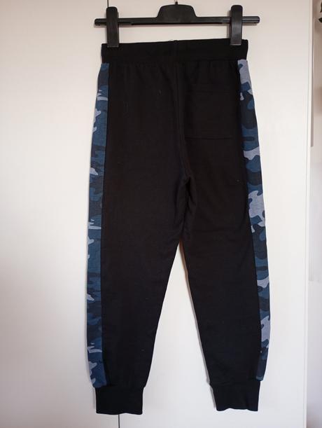 Chlapecké tepláky s modrými maskáčovými pruhy, sinsay,152