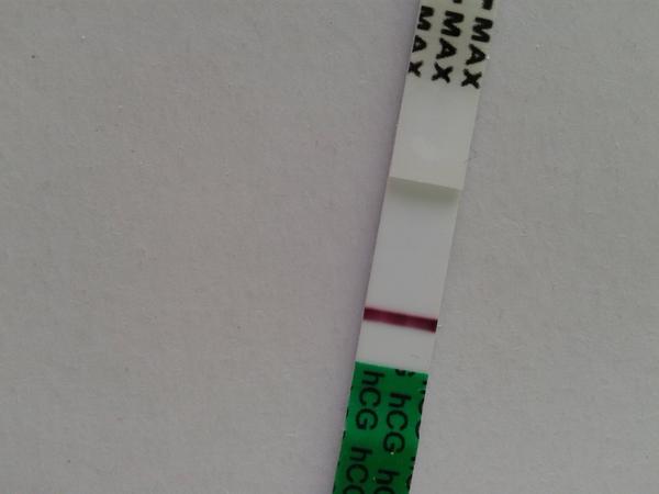 Těhotenský test skoro týden před ms. Vidíte tam něco?