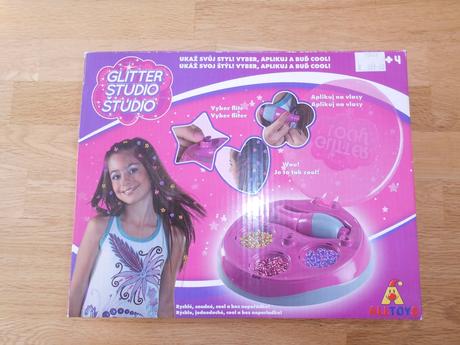 Dívčí aplikace flitru na vlasy,