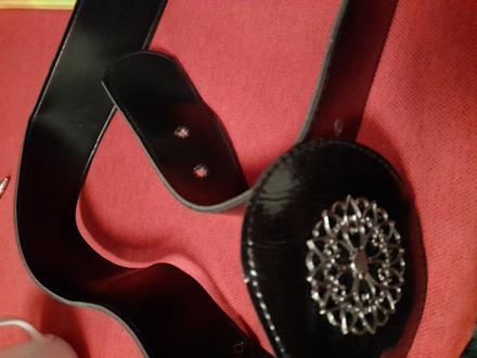 Černý pásek opasek koženka s ornamentem na háček, 