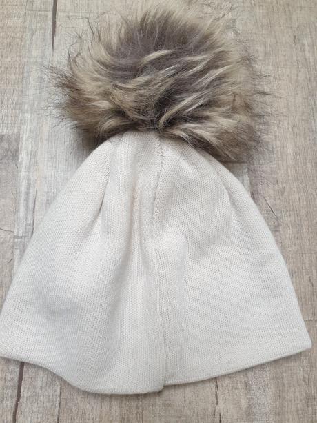 Dívčí či dámská zimní čepice, m