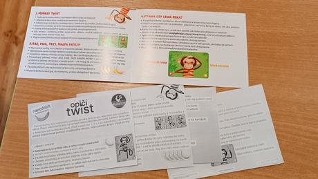 Společenská hra opičí twist -předvádění pozic těla,