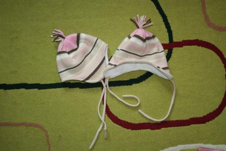 Zimní čepky na tkaničky, 74