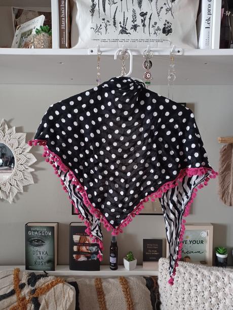 Černobílý šátek s bambulkami, takko,134