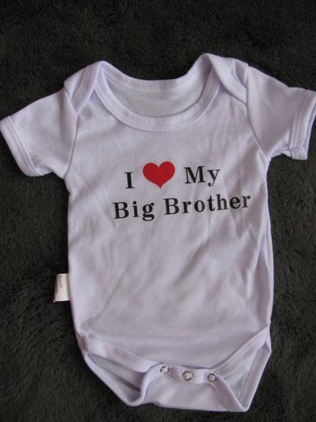 Kojenecké lila body-s nápisem velký bratr, 62