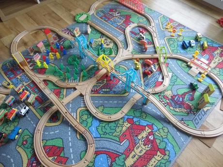 Dřevěné koleje vč. vláčků, vagónů apod., 