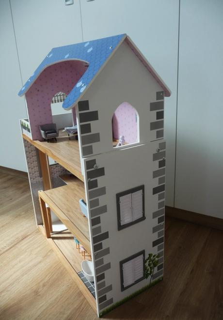 Dřevěný domeček pro panenky xxl lupilu + 8 panenek,