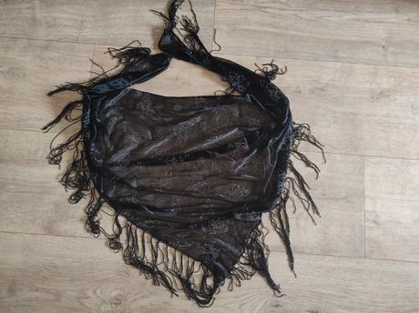 T220 krásný šátek se stříbrnými motýly,