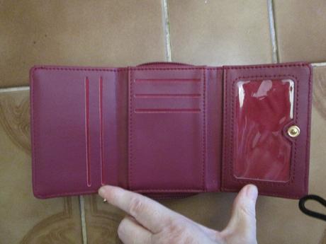 Jako nová vínová šikovná peněženka, 