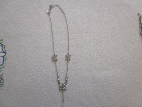 Zajímavý řetízek s květinovými přívěšky + náušnice, 