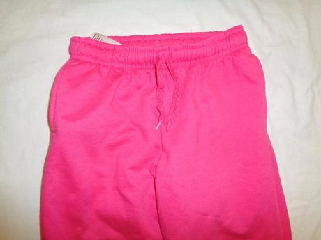 Sytě růžové tepláky, 128