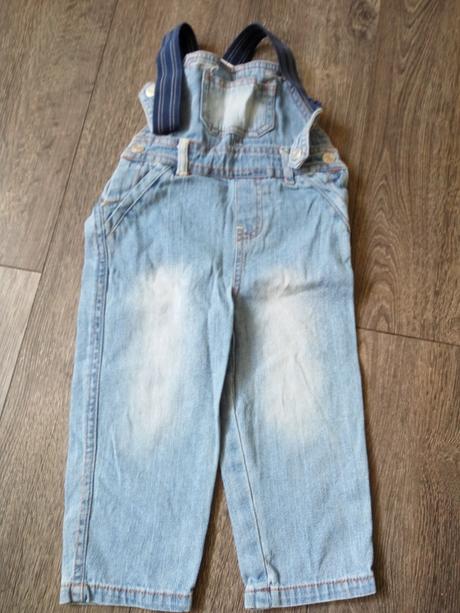 Džíny s kšandami, 86