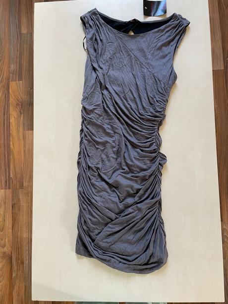 Nové šedé řasené šaty s průst. zad, vel m menší s, s