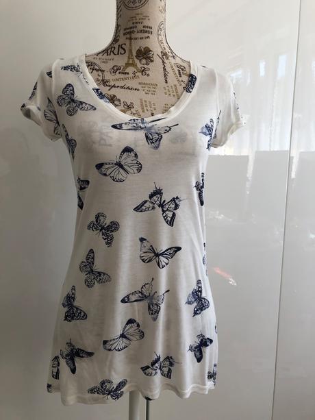 Bílé tričko s modrými motýly, velikost 32 ajc, 32