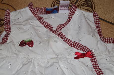 Dívčí šaty prošité květy, jahůdky vel. 62 - 68, 62