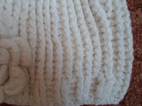 Bílá háčkovaná čepice čepička, 116