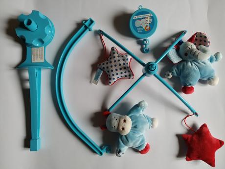 Hrací kolotoč nad dětskou postýlku, 