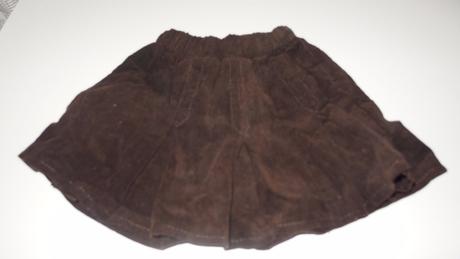 Hnědá sukýnka, 68