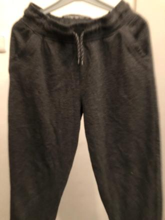 Šedé tepláky s kapsami a tkanicí, 140