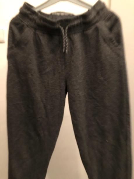 Šedé tepláky s kapsami a tkanicí, 140