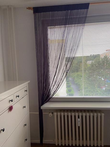 Fialový provázkový závěs/ záclona,