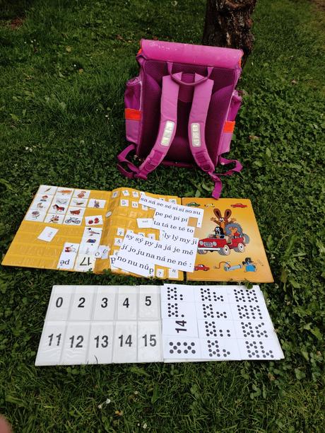 Školní aktovka+3 desky+1 bačkory,