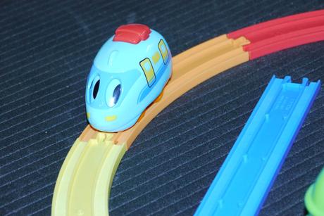 Plastovy vlacek a draha, 