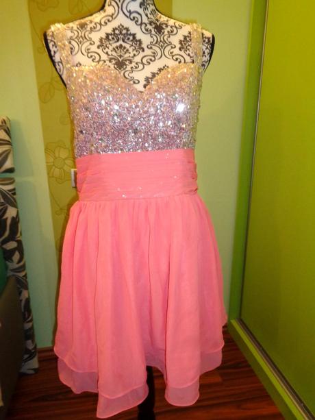 Nádherné lososové společenské šaty, 40