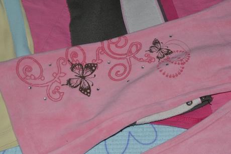 Růžové plyšové tepláky s motýlky a kamínky, 116