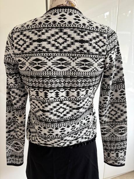 Bíločerné vzorované sako 34 ajc slabá bundička, 34