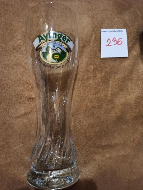 Skleněný korbel, půllitr a malá lahev, 