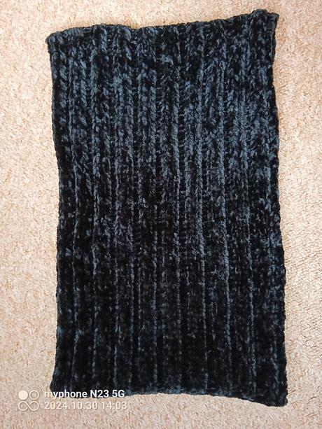 Nákrčník černý,