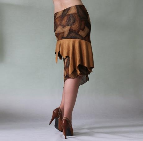 Cípatá asymetrická sukně imitující kůži vel.s, s