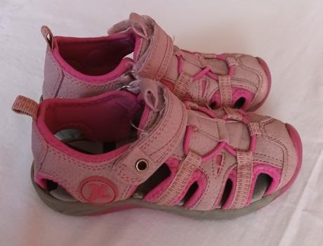 Růžové sandály, 28