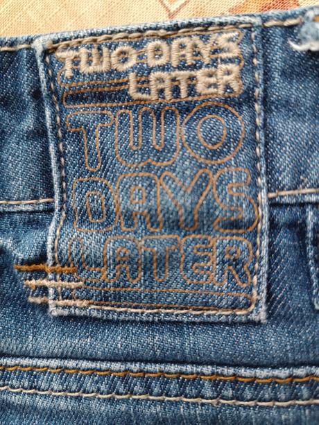 Dámské džíny two days later, s